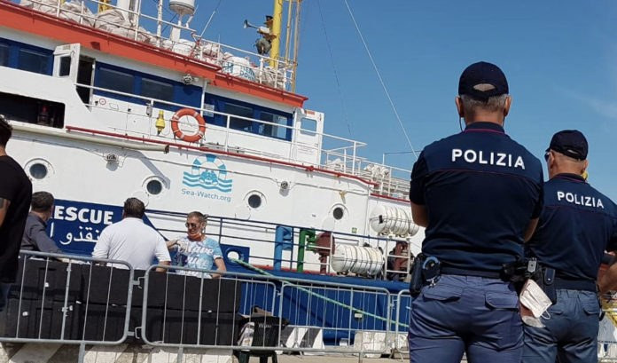 Genova, sbarca in Italia con la famiglia ma i documenti sono falsi: arrestato
