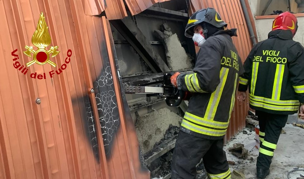 Genova, in fiamme tetto di un edificio con Rsa, supermercato e palestra