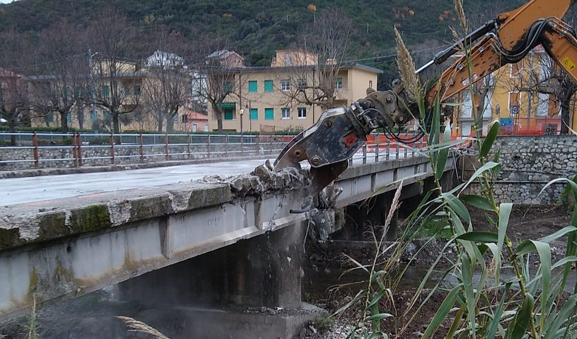 Dissesto idrogeologico, addio al ponte 