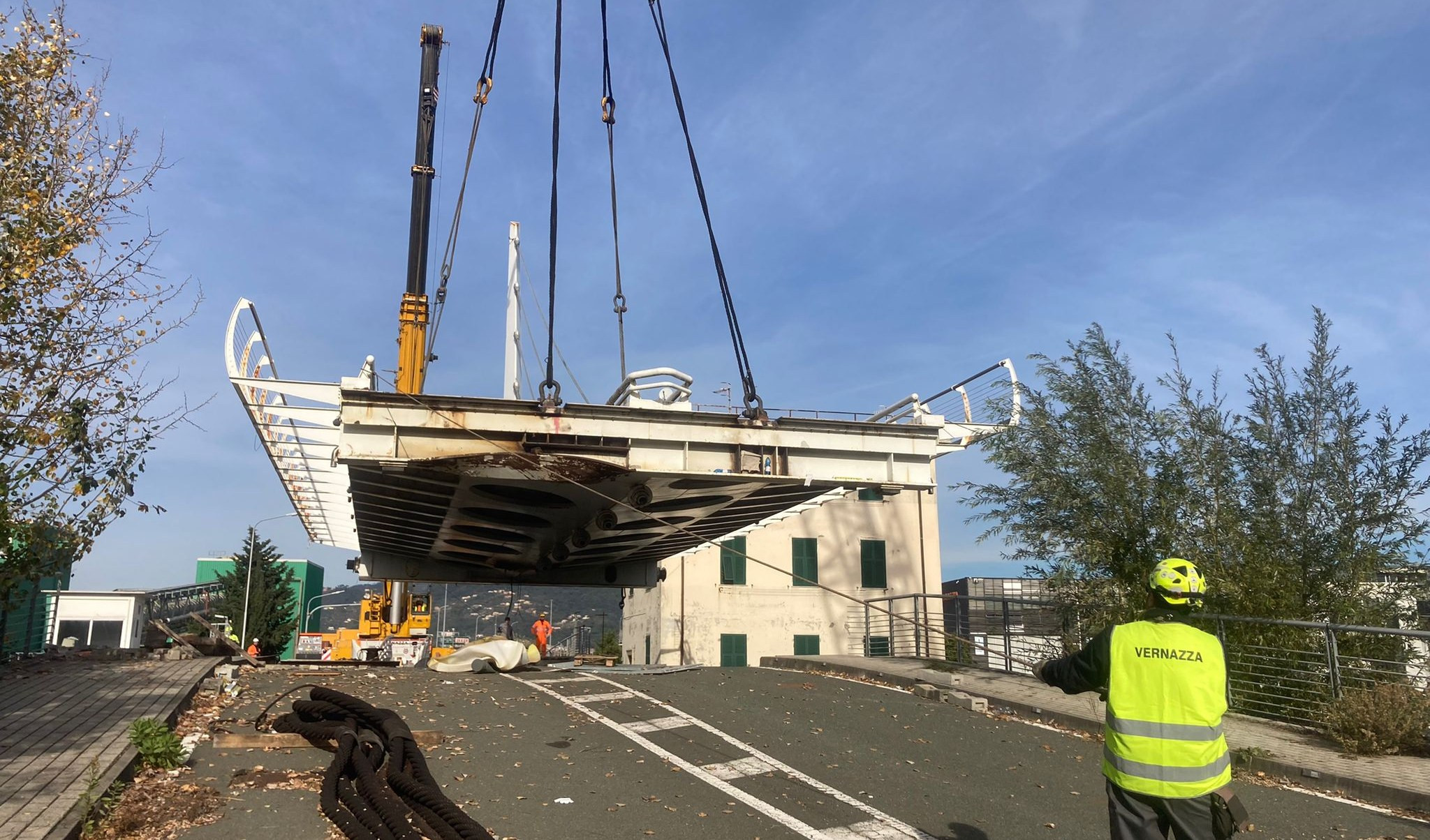 La Spezia, rimosso ponte Pagliari in darsena crollato a maggio 2021