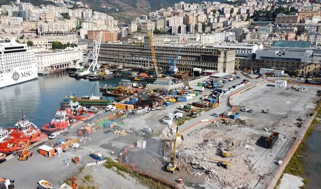 Incidente sul lavoro, uomo schiacciato da pezzo di marmo a Genova 