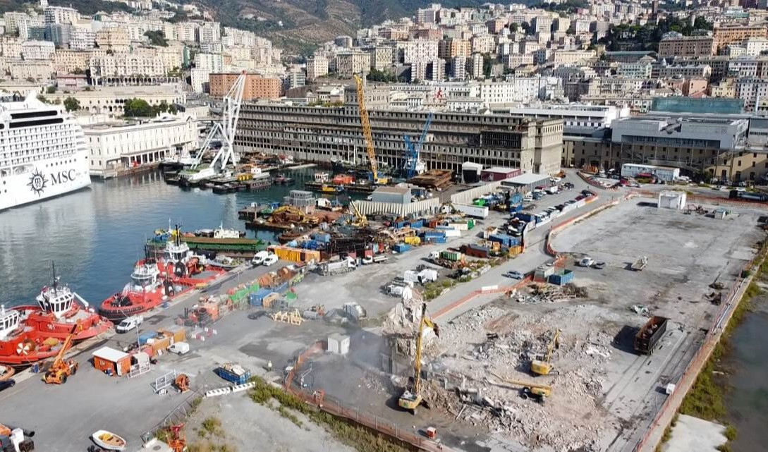 Genova, operaio schiacciato da new jersey salvato al San Martino 