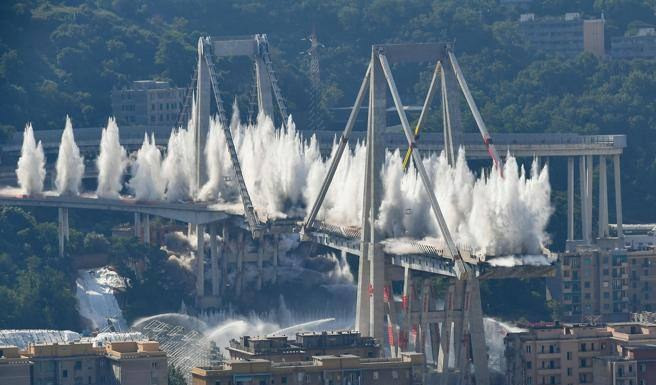 demolizione del ponte morandi a genova