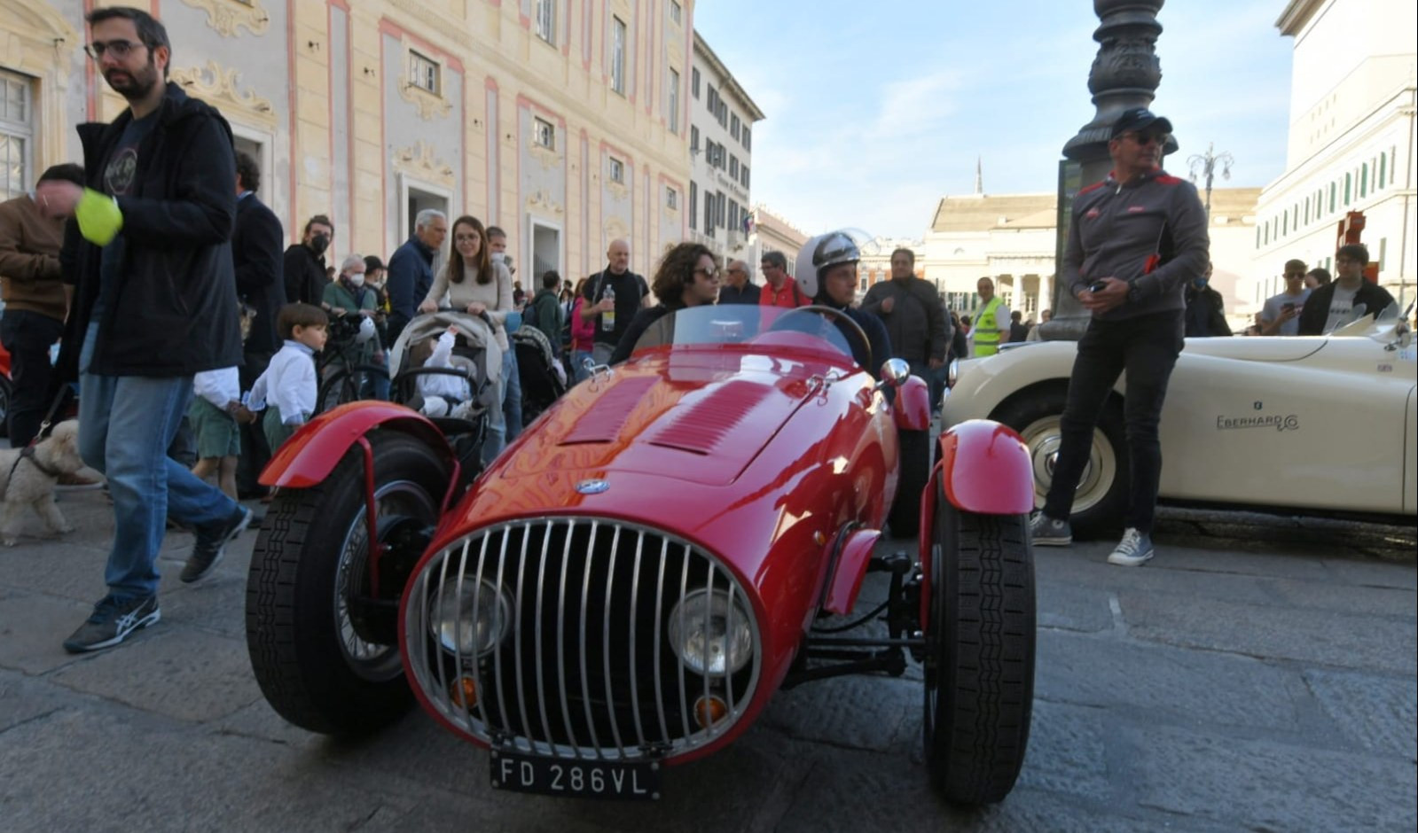 Cent'anni di Pontedecimo-Giovi, le auto storiche in piazza De Ferrari: la fotogallery