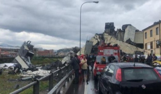 Ponte Morandi macerie viste dalla macchina e vigili del fuoco