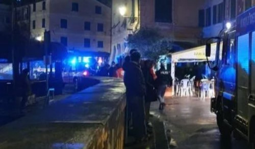 Nervi, 15enne in coma etilico: bottigliate contro l'ambulanza