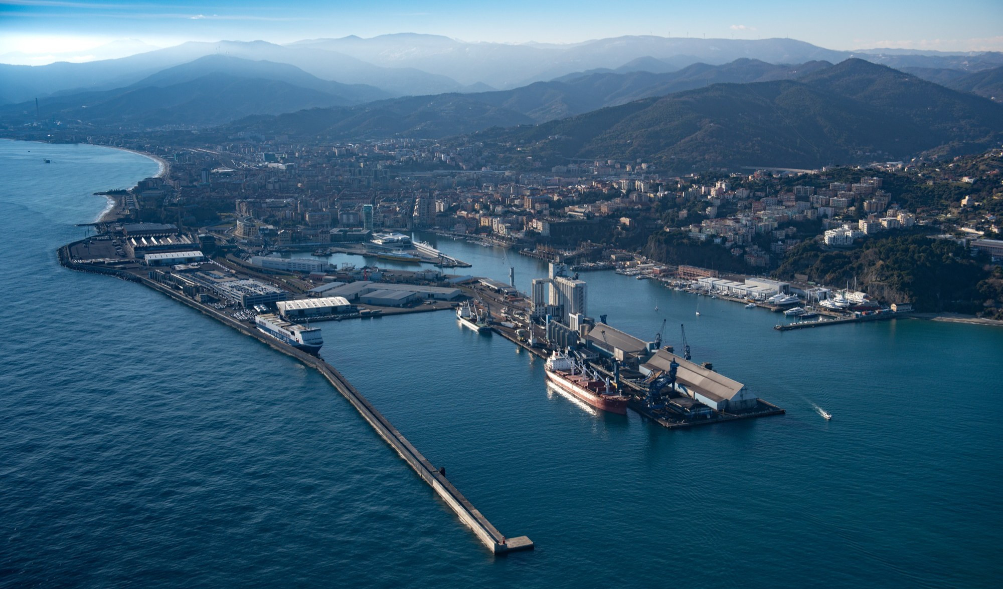 Savona, maxisequestro di cocaina al porto