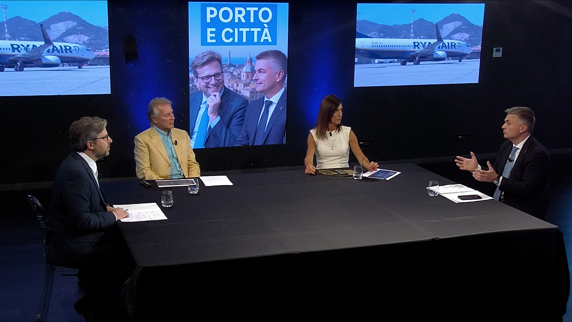 Il dibattito di Primocanale con Rixi, Rossi e Basso Un tavolo con tre uomini e una donna intorno