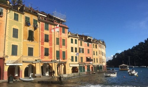 Ucraina, Portofino si illumina di giallo e azzurro