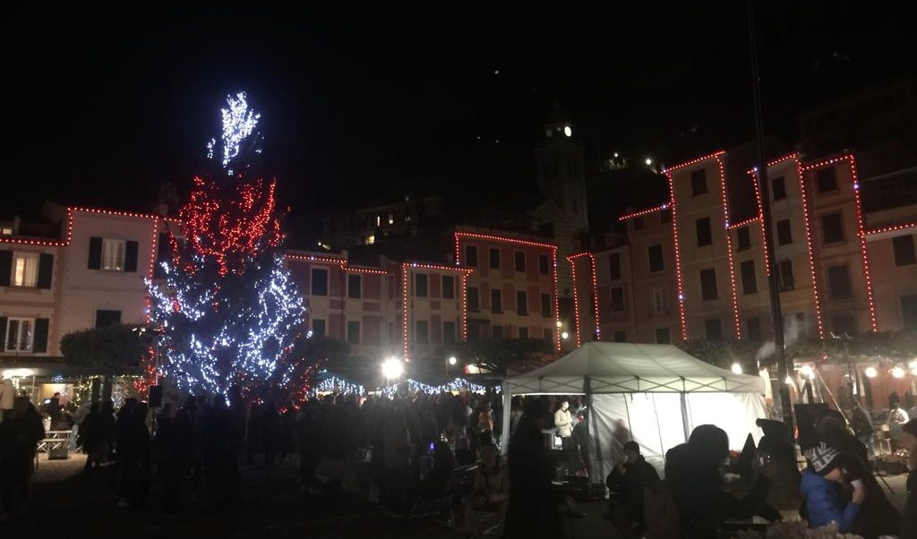 La piazzetta di Portofino si è illuminata con l'albero di Natale