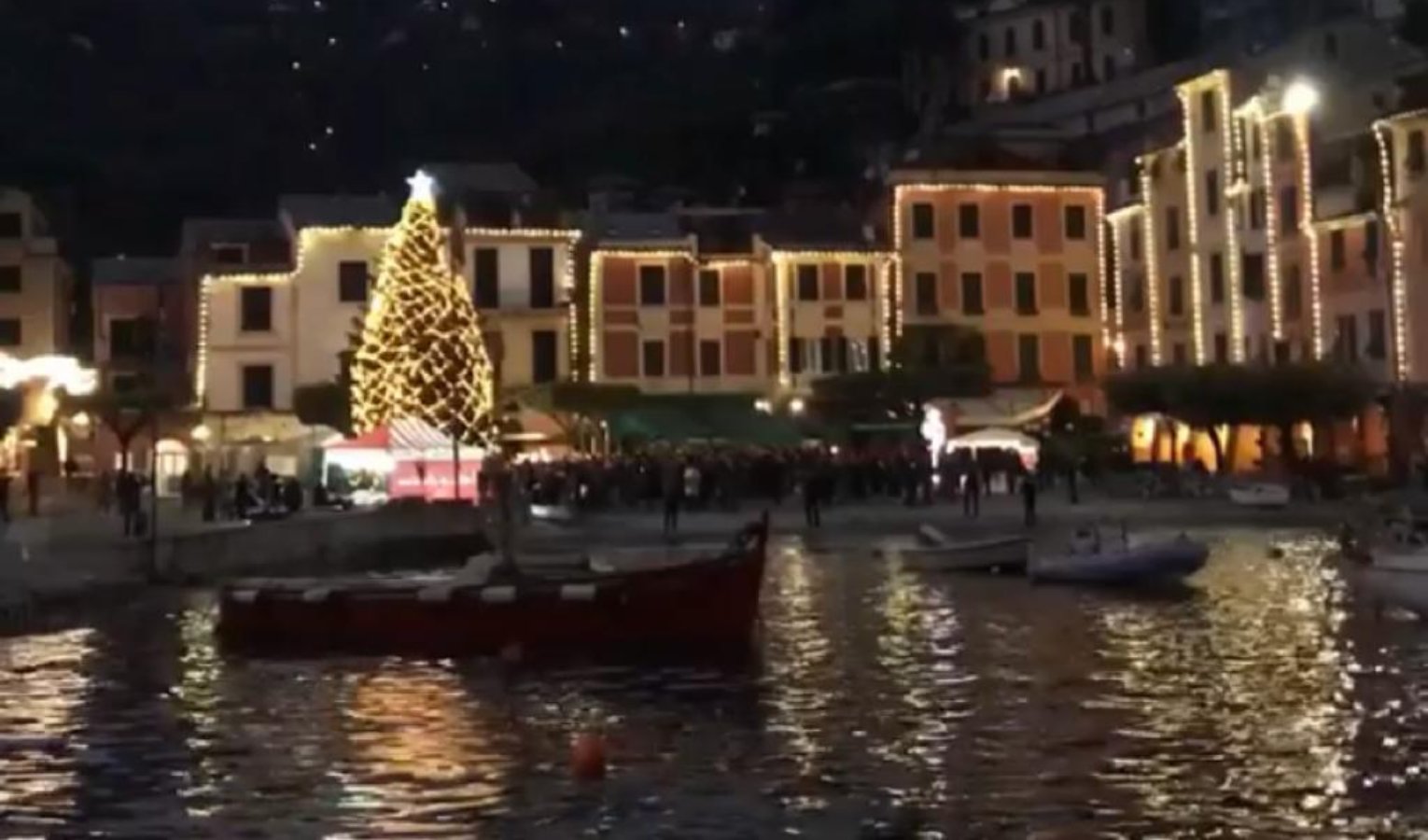 A Portofino si accendono le feste con il Confuoco e l'albero illuminato 