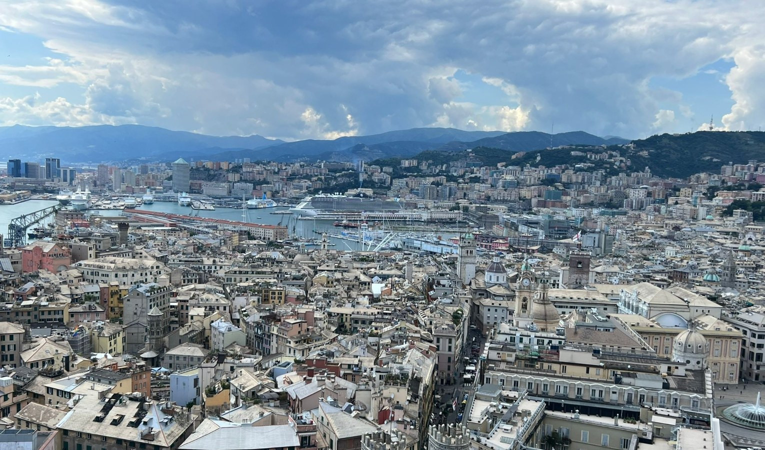 Il porto di Genova Un panorama con tante case e un porto
