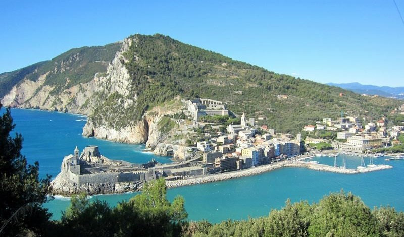 Disperso in mare a Portovenere, sommozzatori al lavoro