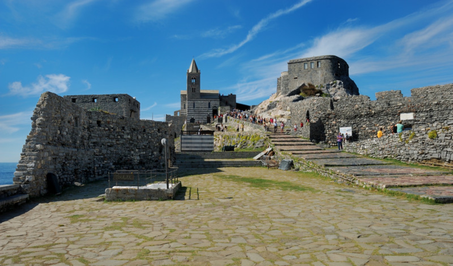 Cade da un muretto e muore: tragedia a Porto Venere