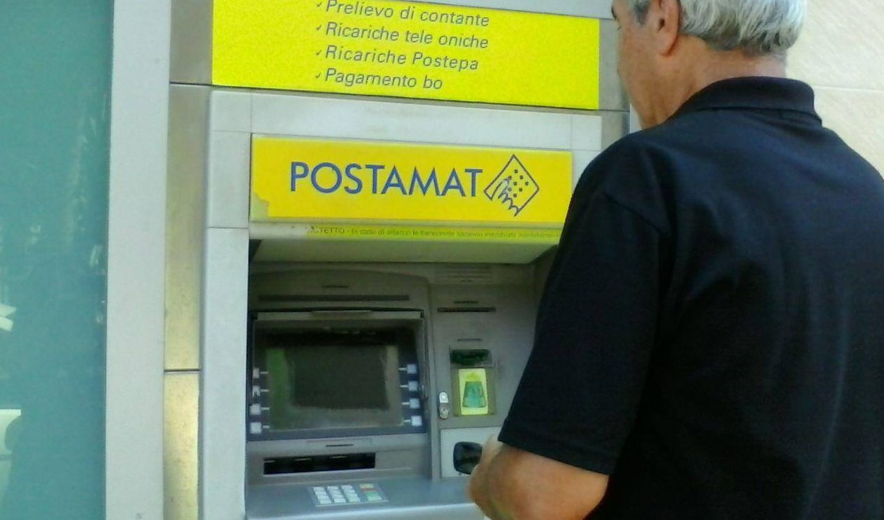 Genova, truffa con Postamat : anziano versa 5 mila euro a sconosciuti