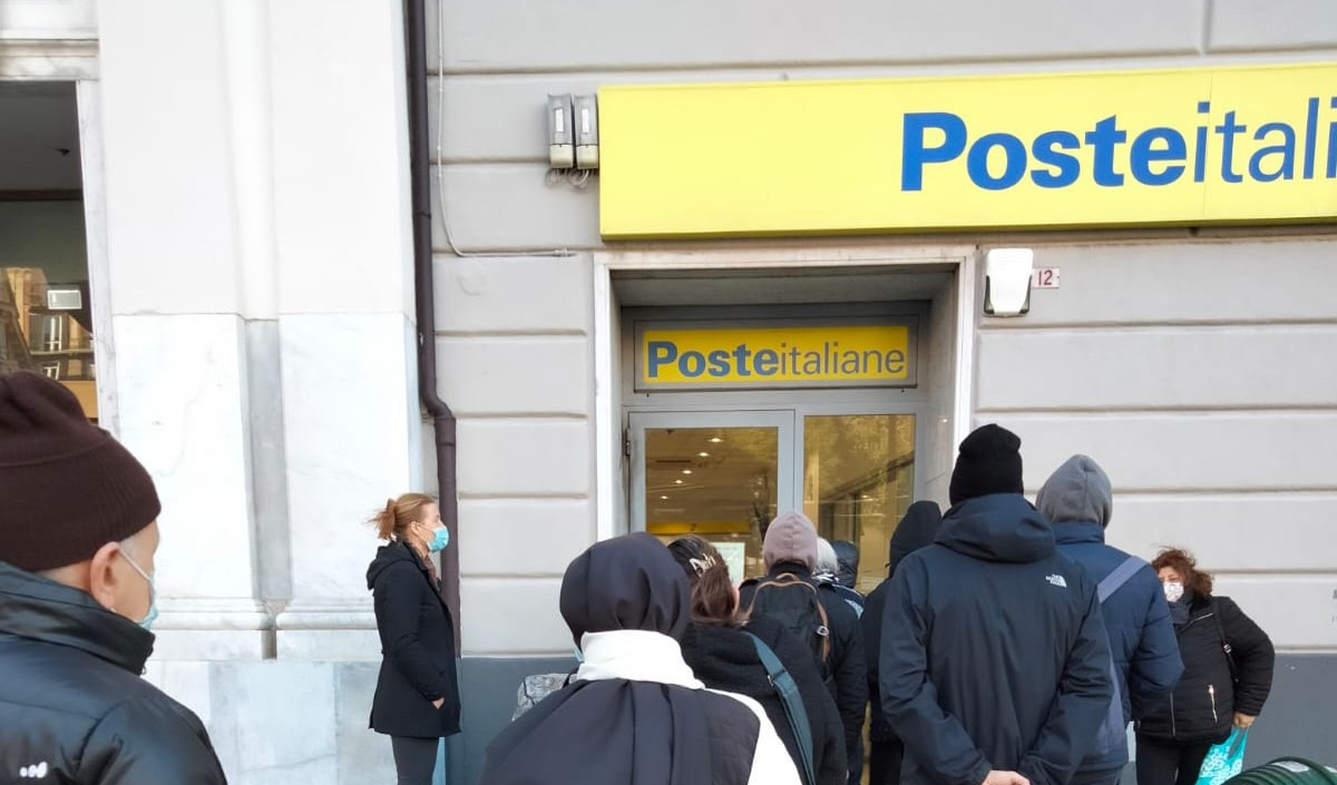 Sarzana, bloccati ingressi in un centro Poste