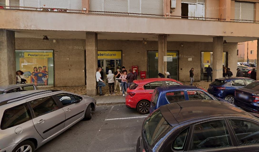 Genova, sventata rapina alle poste: fermati dai vigili nello zaino un fucile e una pistola