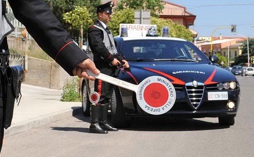 Sperona i carabinieri, scappa e corre ai 180 km/h in autostrada