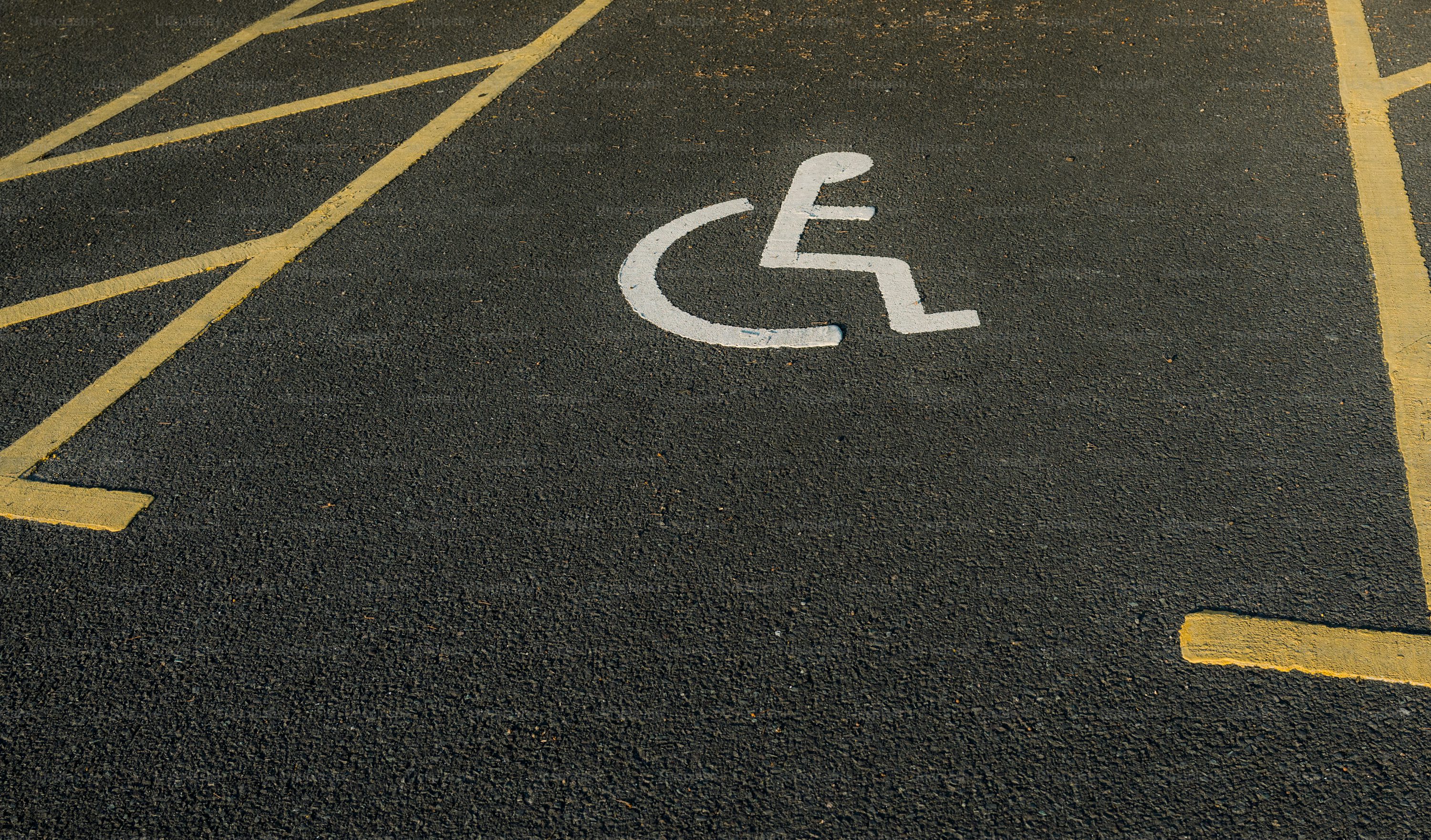 L'auto con targa straniera su posteggio disabili ha fatto scattare i controlli Un parcheggio per disabili