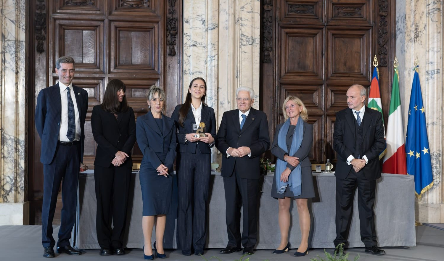 La premiazione al Quirinale. Terza e quarta da sinistra: la professoressa Speziotto e la studentessa Rignanese