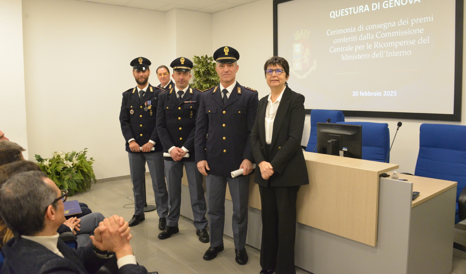 Uomini in divisa in fila davanti a una scrivania