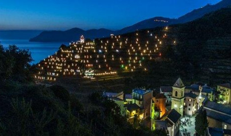 A Manarola s'illumina il presepe più grande del mondo