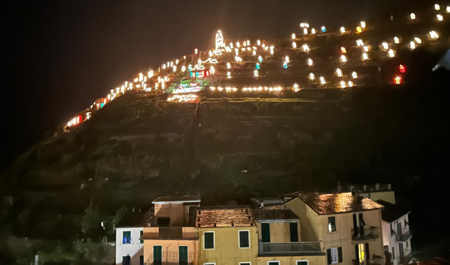 Cinque Terre, si illumina lo storico presepe di Manarola