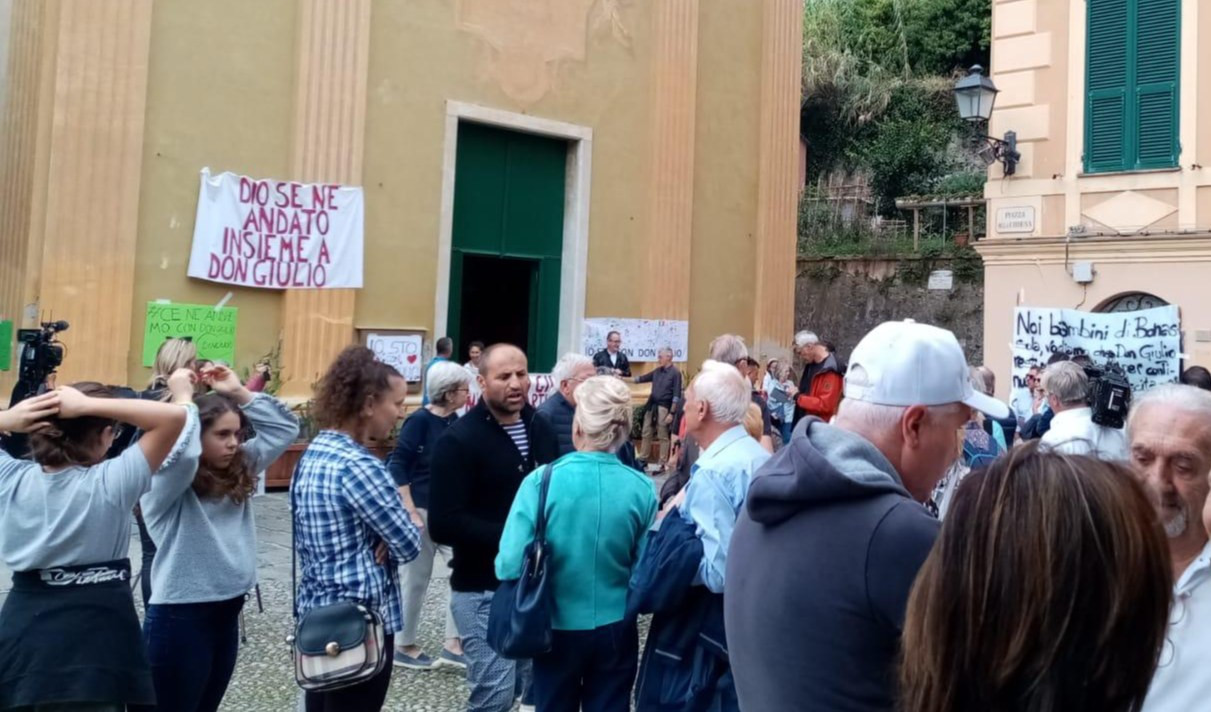 Prete pro eutanasia e nozze omosessuali sospeso: sit-in a Bonassola