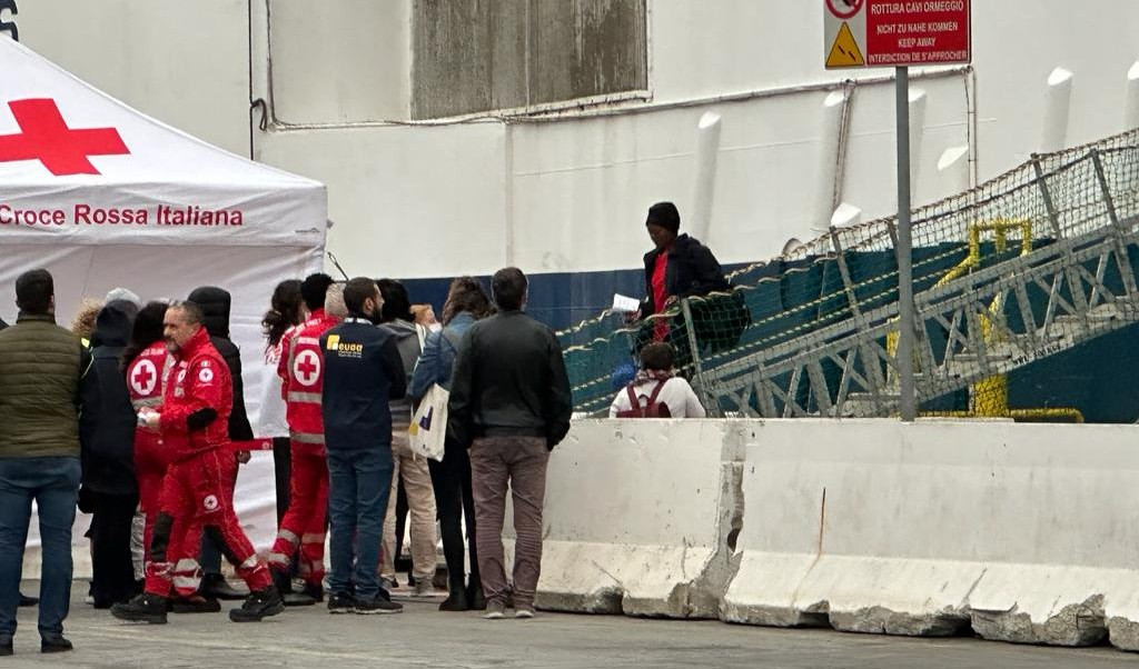 Geo Barents a Genova, sbarcati tutti i migranti: 15 hanno la scabbia
