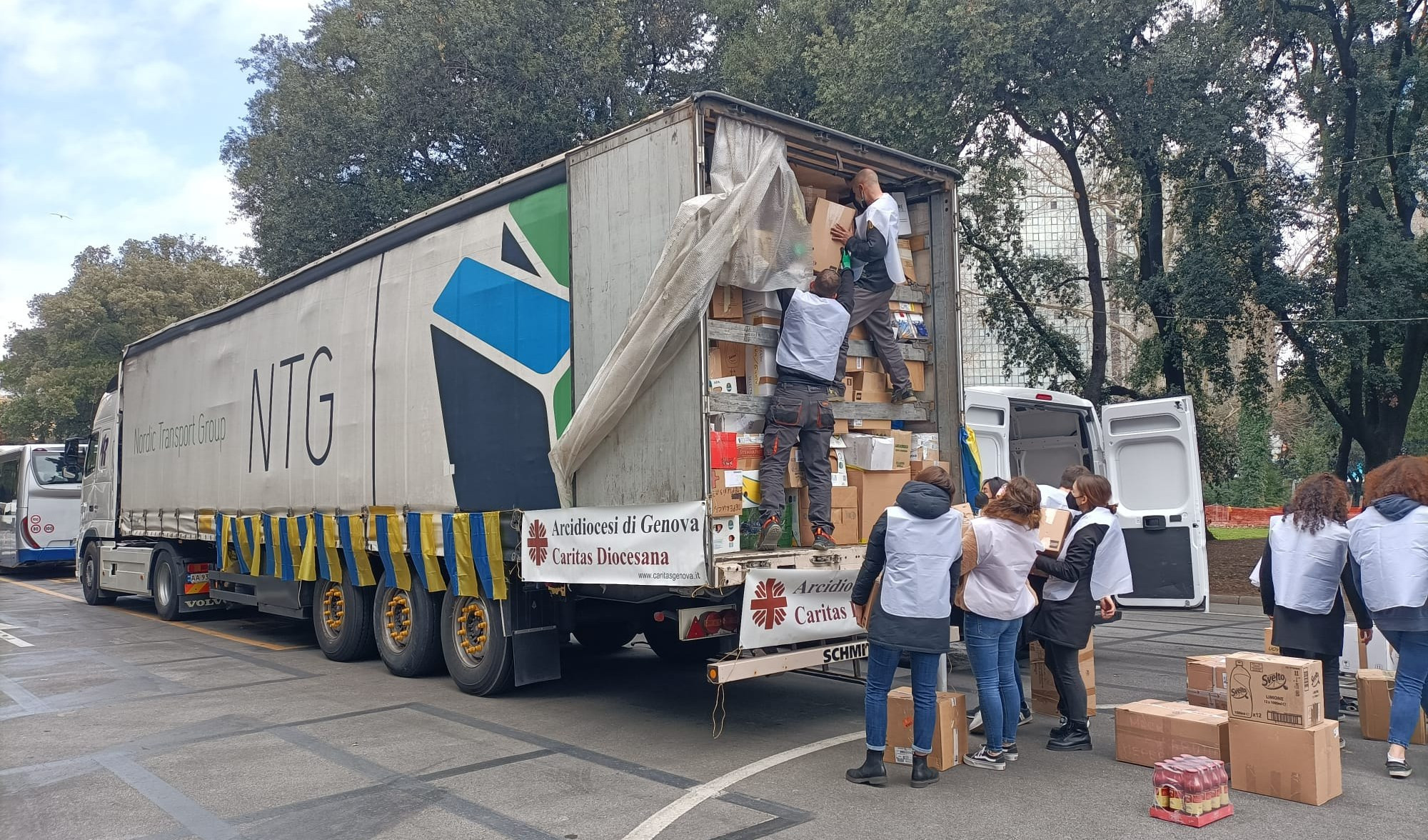 Aiuti umanitari all'Ucraina, da Genova partito il primo tir