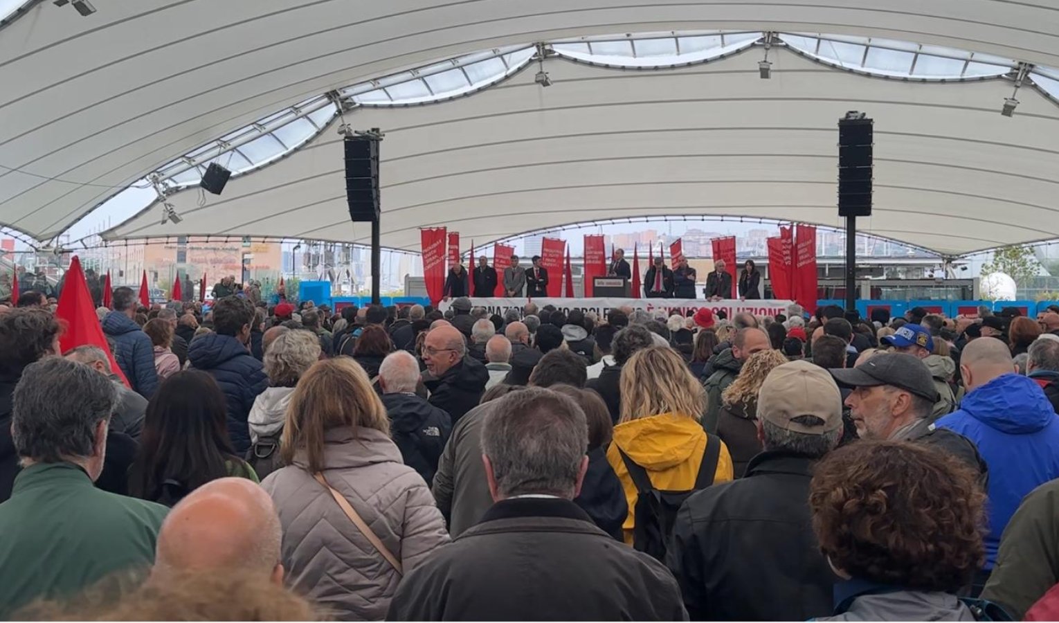 Primo maggio a Genova, la pioggia non ferma la festa dei lavoratori in piazza