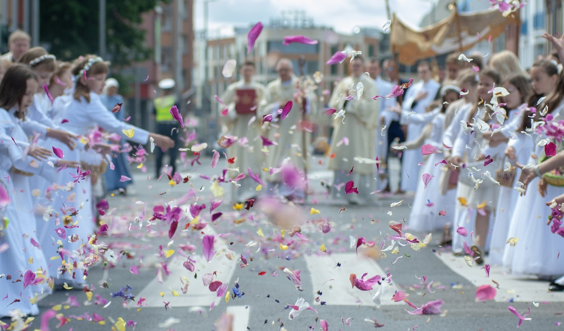 Siccità, in cento alla processione per la pioggia: 