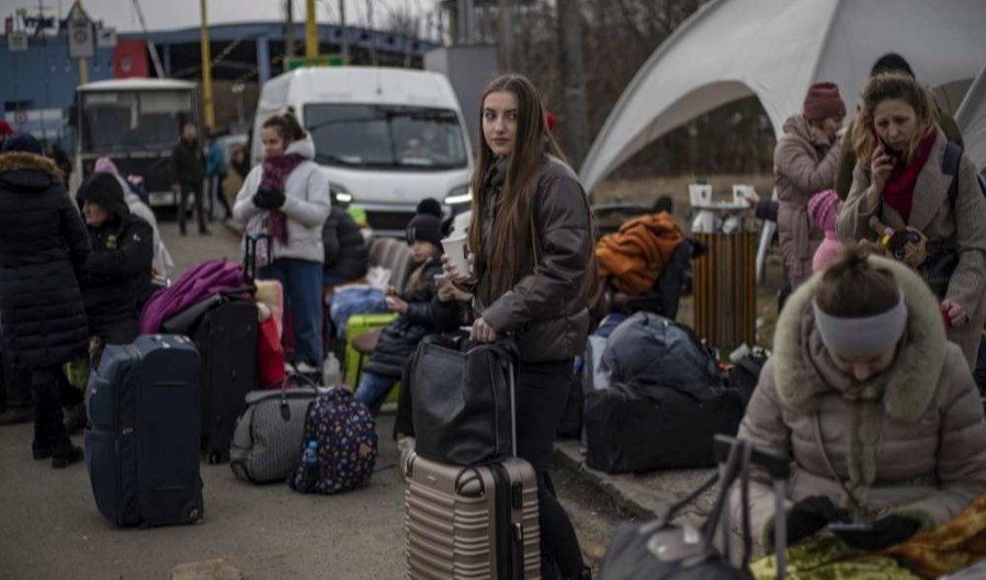 Ucraina, arriva a Genova la prima famiglia. Da Savona parte militare per andare a combattere