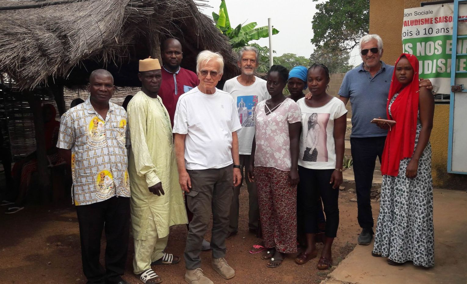 Al via il progetto Tambacounda Gruppo di persone davanti a capanne ed edifici