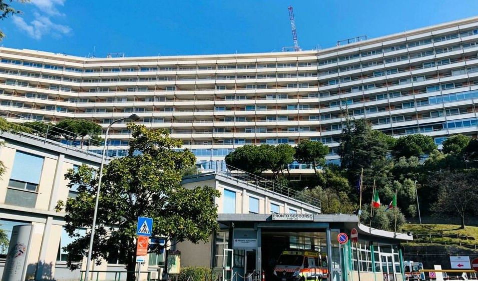 Genova, dà in escandescenze all'ospedale e molesta pazienti: interviene polizia