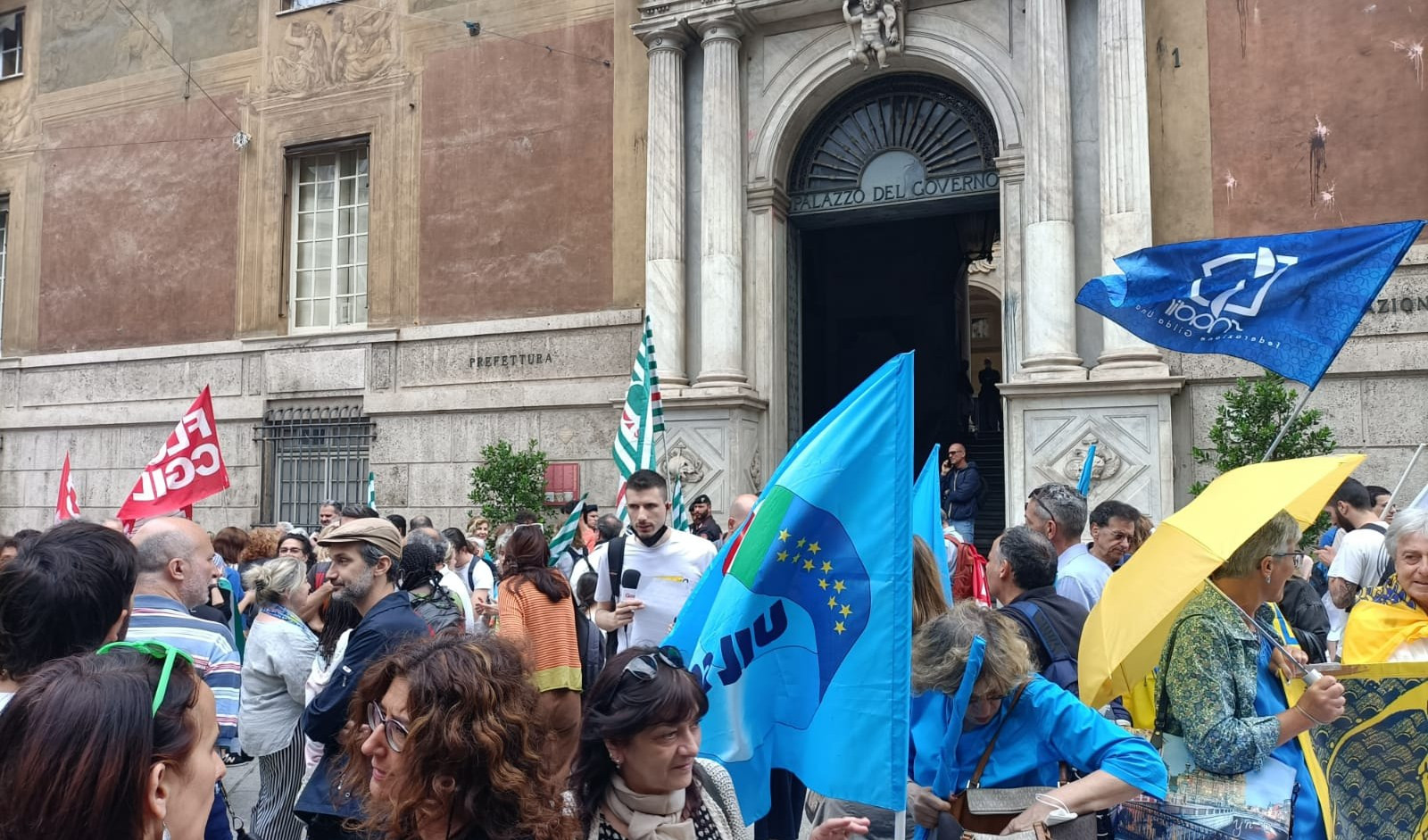 Si ferma la scuola, docenti e personale in piazza contro il governo 