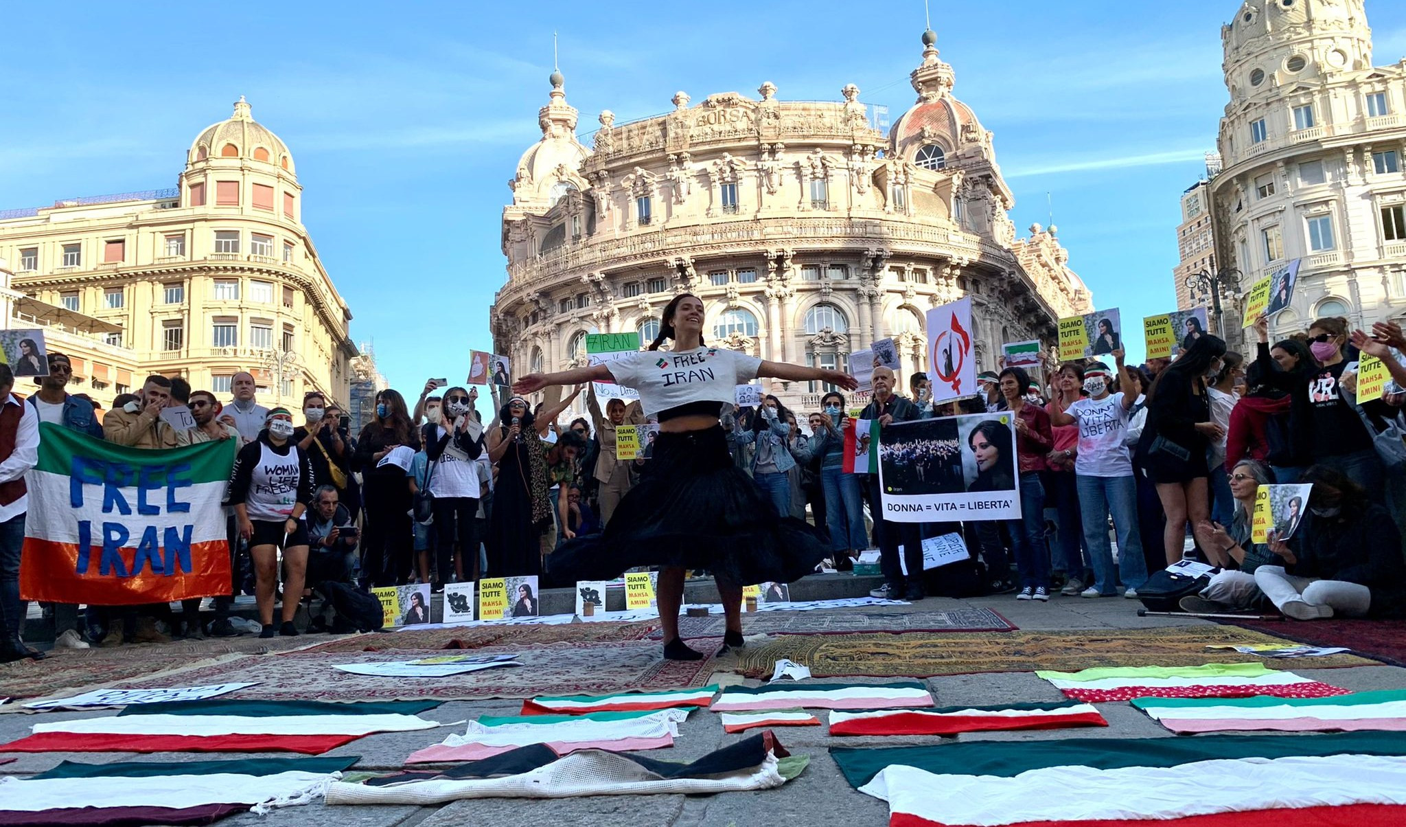 Anche a Genova la catena umana per l'Iran a 40 giorni dalla morte di Mahsa Amini