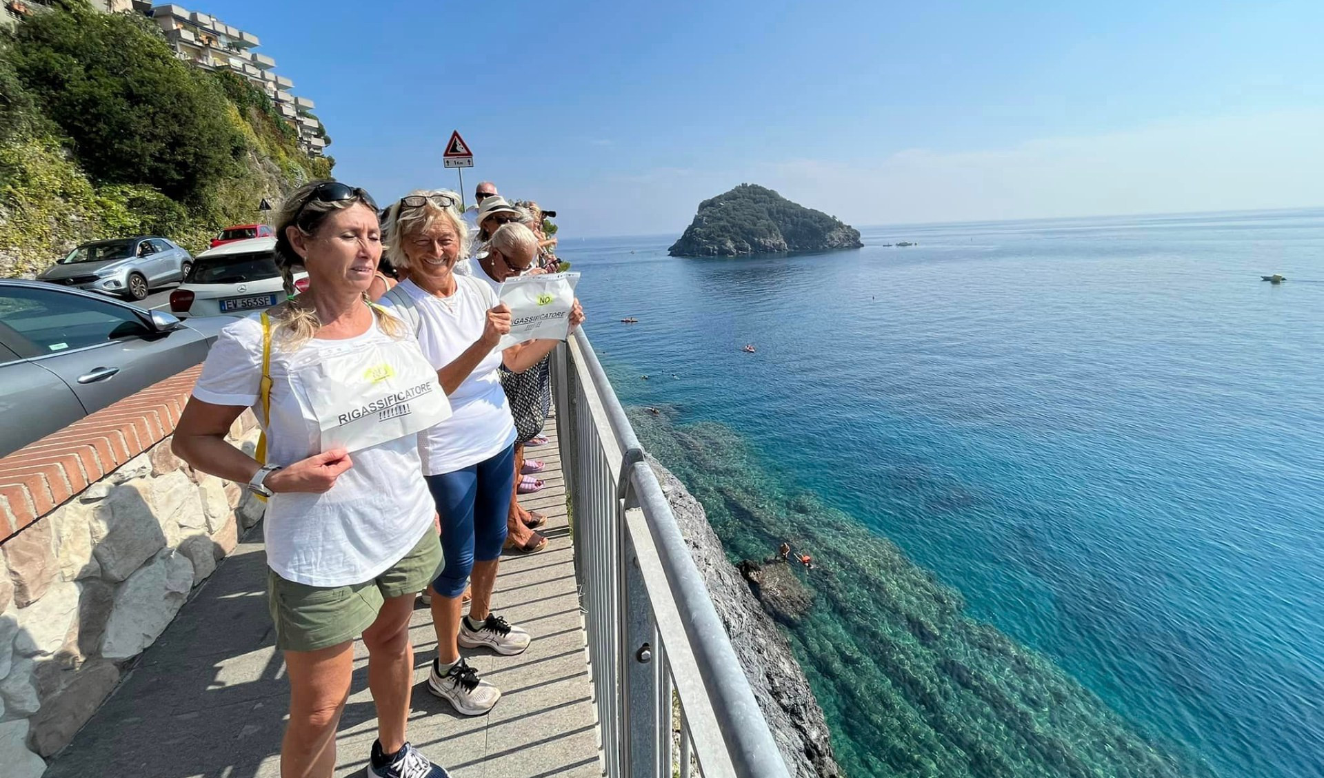 Rigassificatore, nuova catena umana di protesta a Bergeggi 