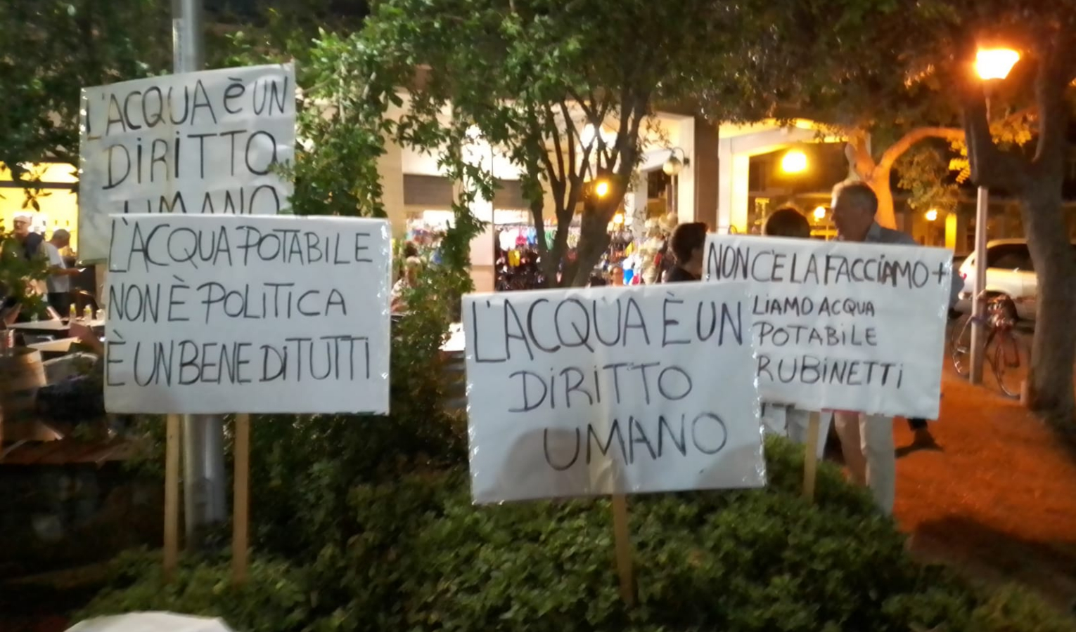 Andora protesta per l'emergenza idrica nella 