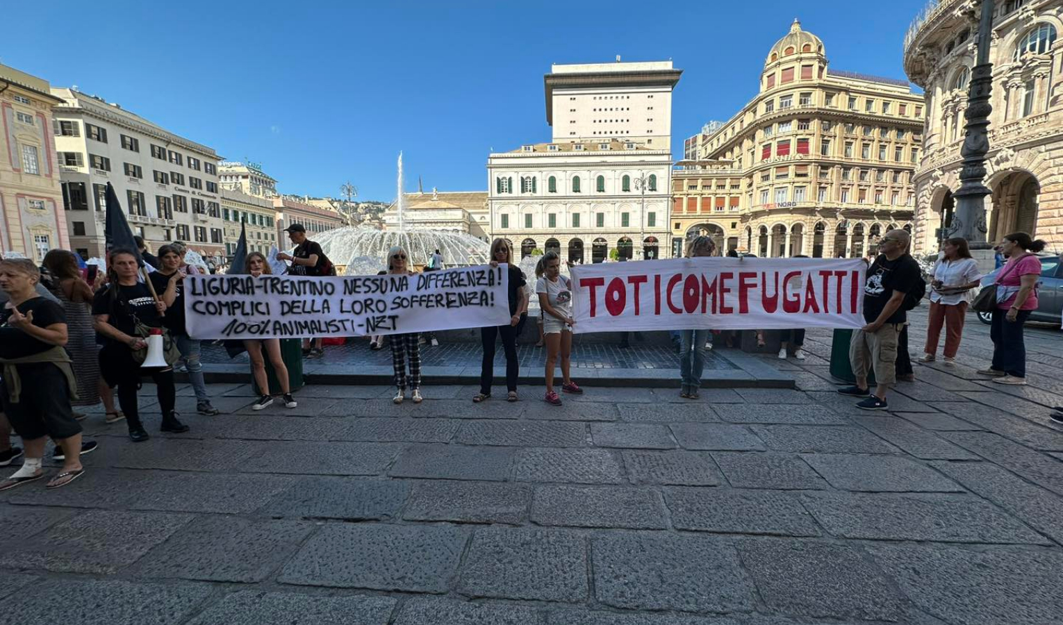 Animalisti in piazza contro la caccia: 