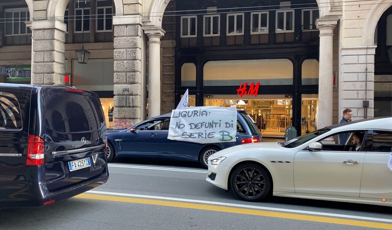 Genova, carri funebri in piazza contro il rinvio della legge regionale