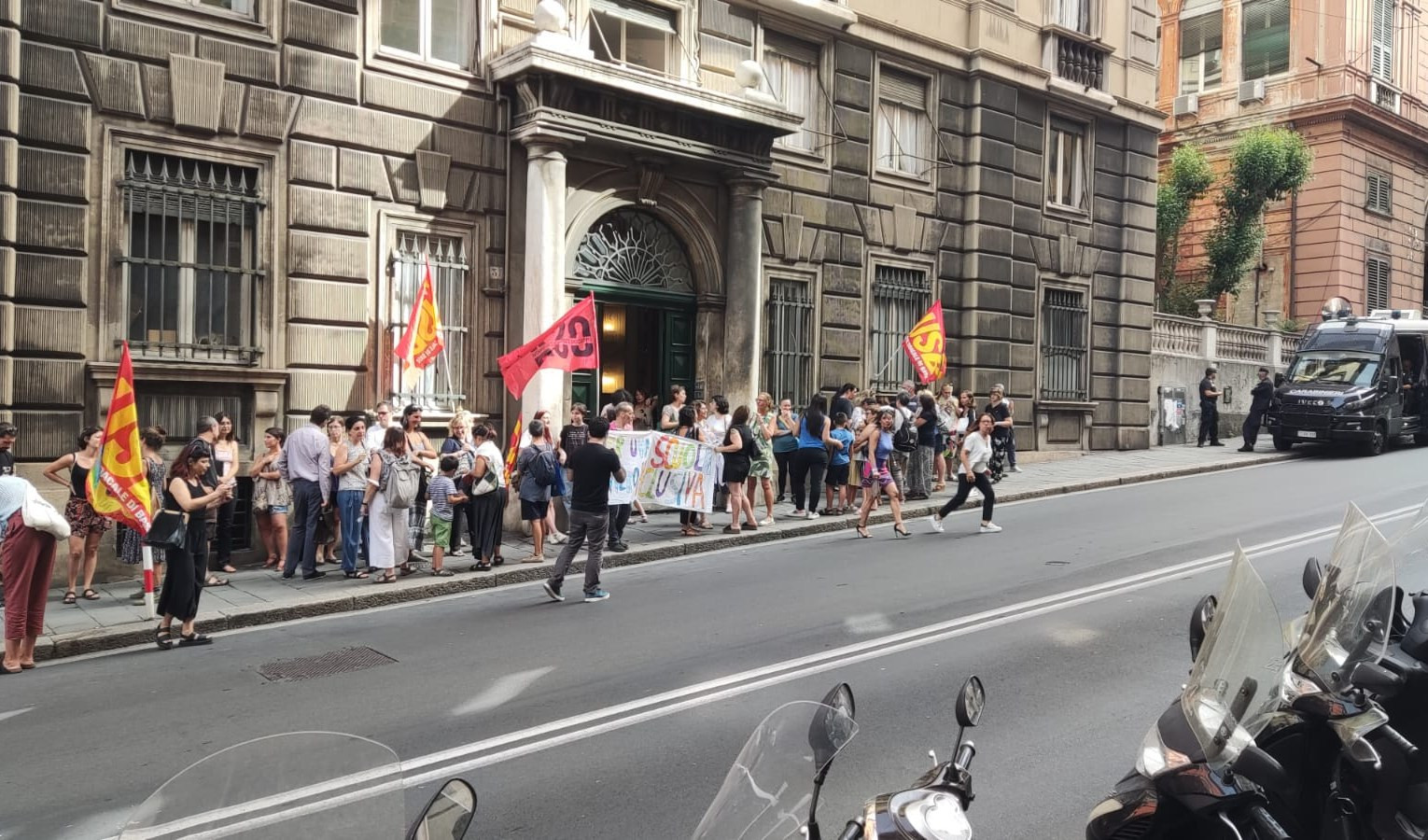 Troppi disabili gravi nelle classi: la protesta dei docenti dell'Ic Lagaccio 