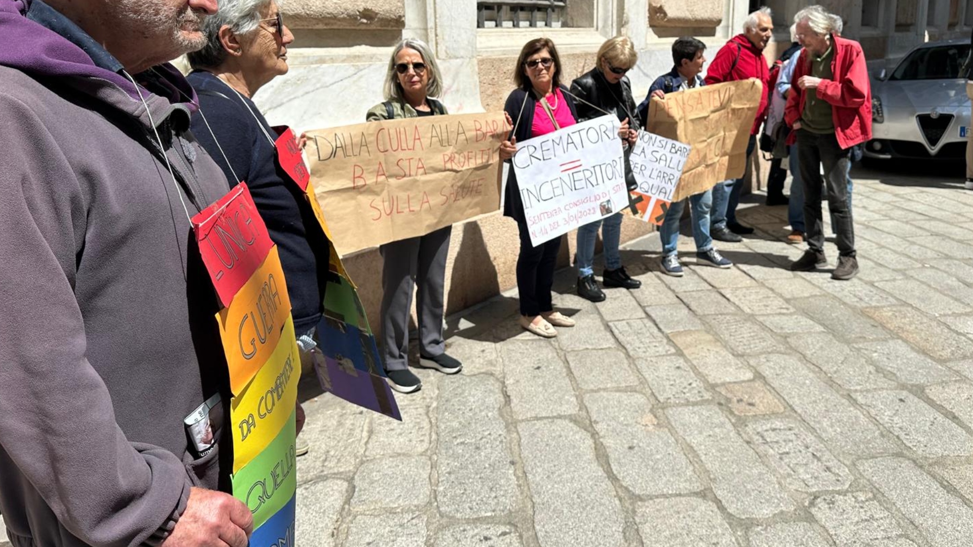 Secondo forno crematorio a Genova, protesta davanti a Tursi