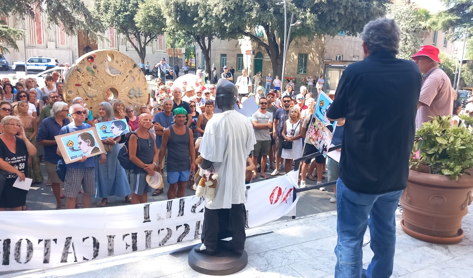 Vado Ligure, la protesta dei cittadini contro il rigassificatore