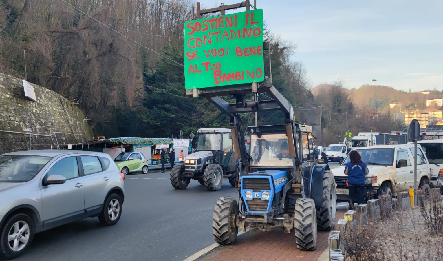 Proteste degli agricoltori, a Busalla trattori fermi per ore al casello