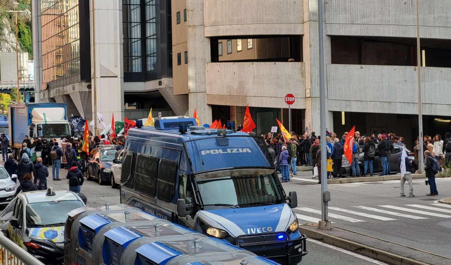 Genova, portuali in presidio per boicottare traffico armi destinato a Israele