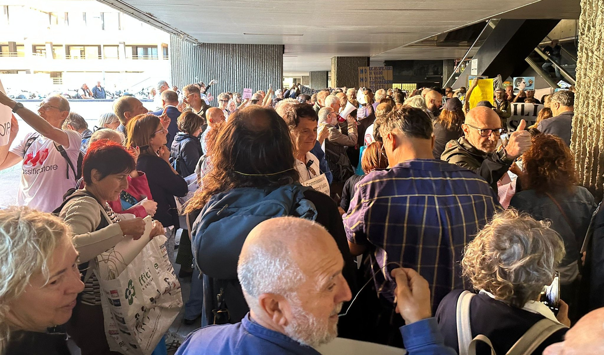 Protesta contro il rigassificatore in Regione. Ma il progetto va avanti