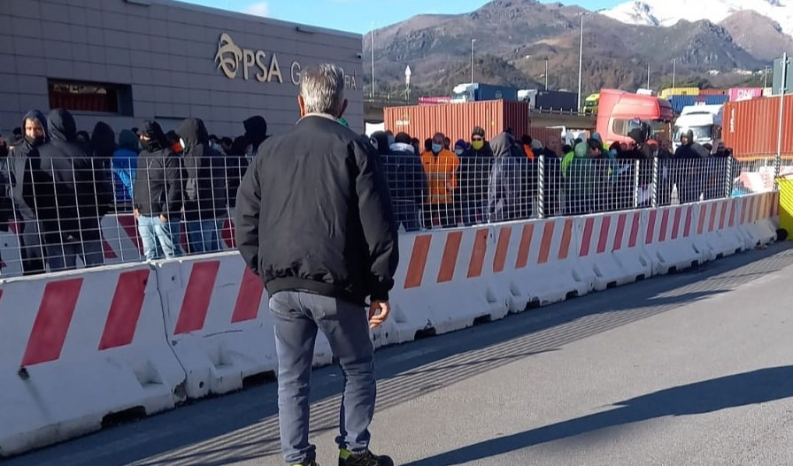 Genova Pra', coda di 500 camion per entrare in porto