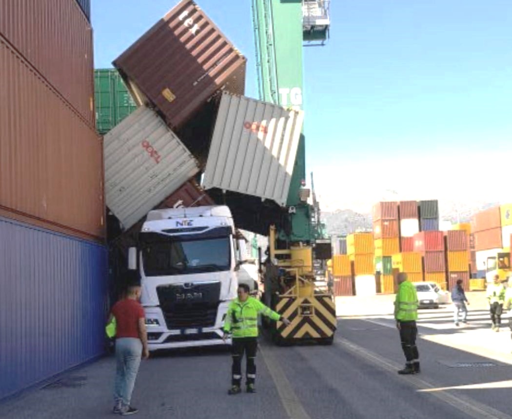 Crollano container su camion: altra tragedia sfiorata al Psa di Pra'