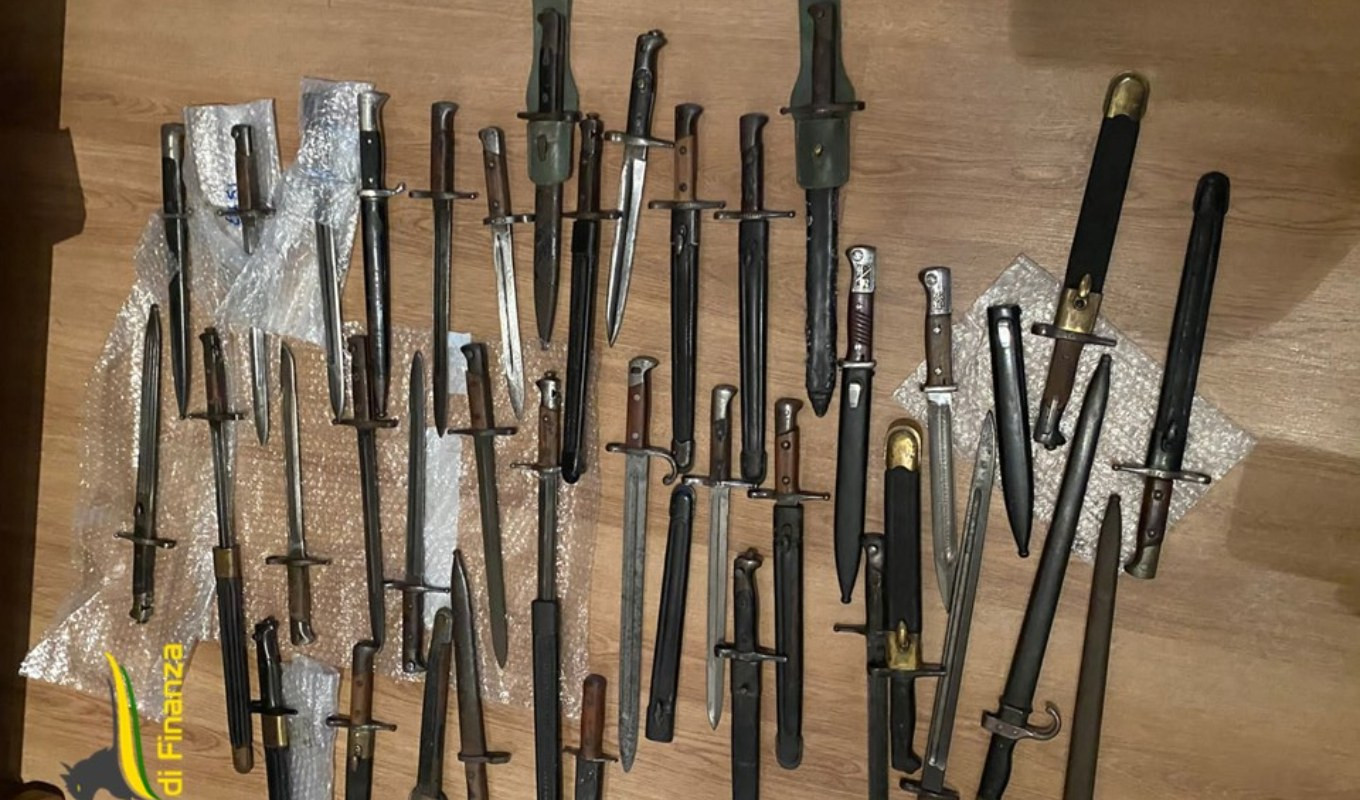In casa con pugnali e baionette: finanzieri sequestrano armi da guerra del periodo nazi-fascista